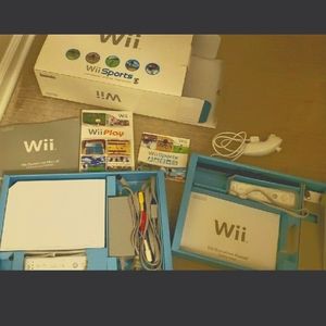 Nintendo Wii Gaming Console w 2 games